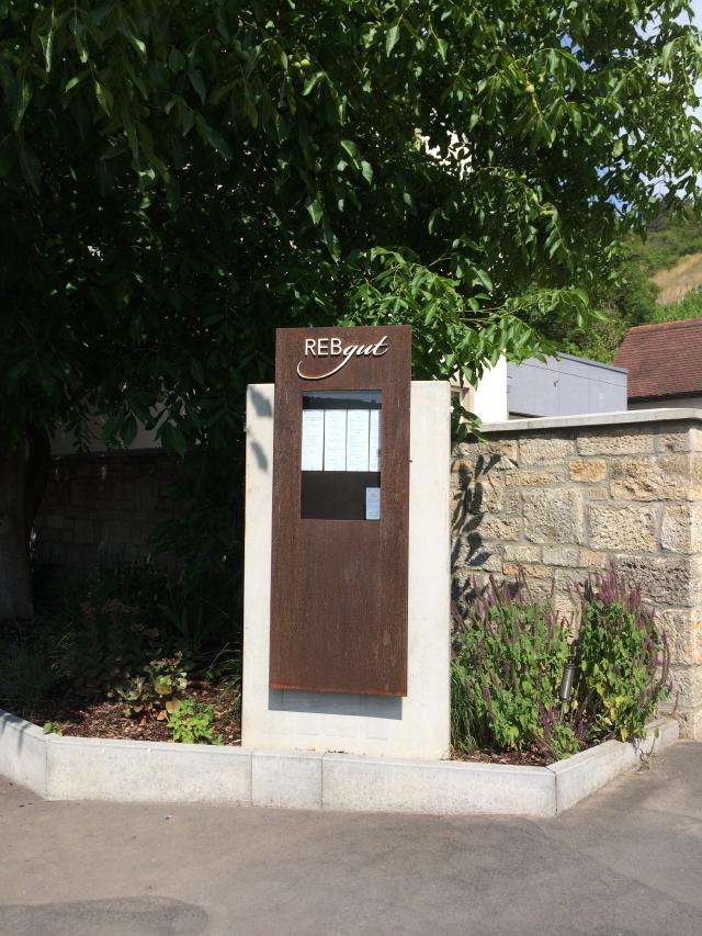 The welcome sign for the Rebgut Hotel.